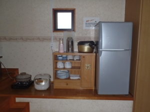 冷蔵庫、食器類